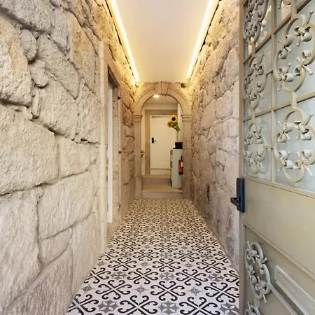 - - 8 Porto