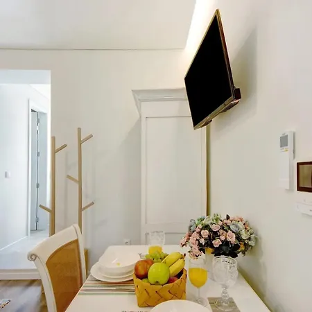- - 8 Appartement *