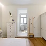 - - 8 * Porto